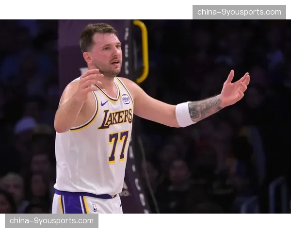 镜头聚焦：东契奇在包夹中阅读防守，连续四次找到空位三分射手