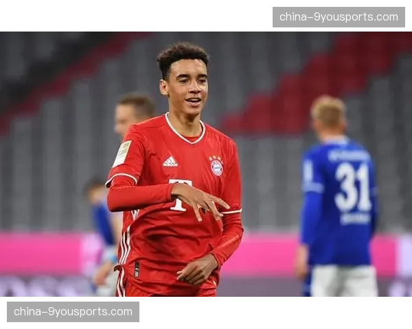 深度报道：从沙尔克到拜仁——穆夏拉如何练就其在狭小肋部空间内的处理球能力