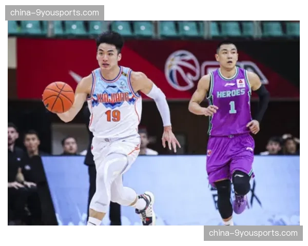 特写：于德豪六犯离场，杜锋指导上前拥抱安慰